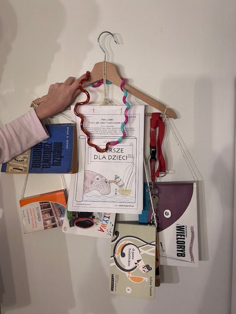 Lektura na wieszaku