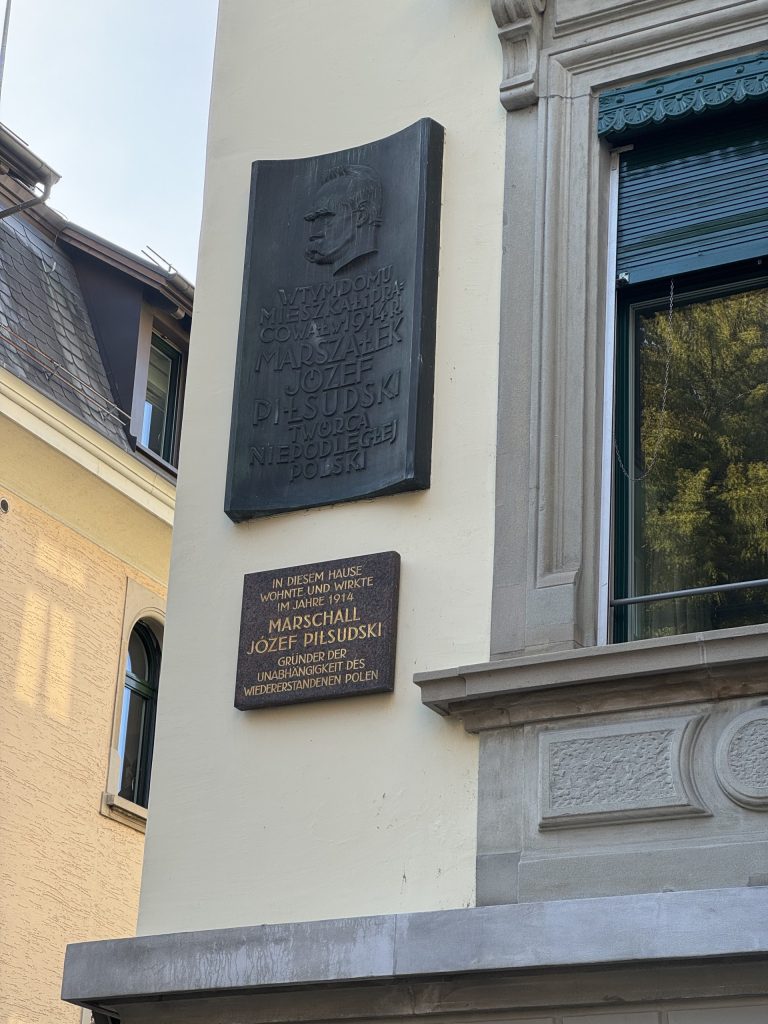 Złożenie kwiatów pod tablicami upamiętniającymi zasłużonych Polaków.